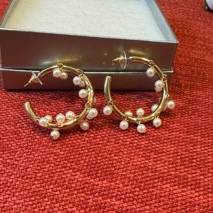 INDIA HICKS gold hoop earrings with faux pearls - perfect condition